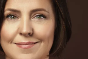 Jakie zabiegi będą idealne na odmłodzenie twarzy dla 40-latki?